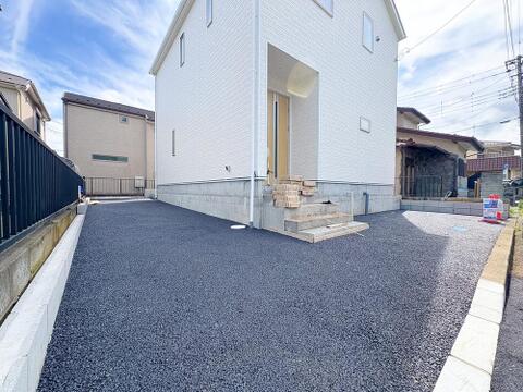 建物内部に広がる駐車スペース。雨が降った日の荷物の出し入れも安心です。前面道路は車通りが少なく、小さなお子様も安心・安全に乗り降りができます。