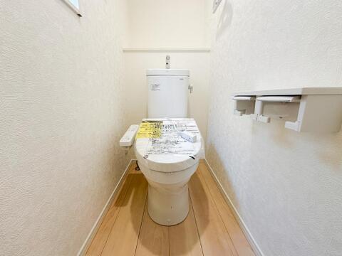 清潔感のあるトイレは、温水洗浄便座付きで快適な仕様。小窓から自然光も入り、毎日使う場所だからこそ心地よさを感じられます。