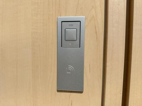 スマートキー対応の玄関設備を採用。荷物が多い日でもスムーズに施錠・解錠でき、防犯性と日々の使いやすさを兼ね備えています。