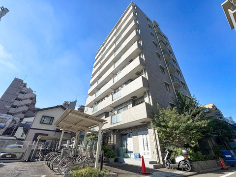 柔らかなトーンの外壁色が周辺環境に馴染む優しい色合いの外観デザイン。温かみのある落ち着いた佇まいが街並みに自然と溶け込み、帰るたびに心が和む住まいです。