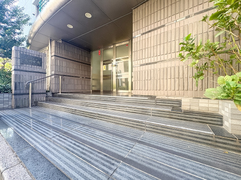 エントランスには、豊かな緑が配置され、訪れる人の心を和ませます。落ち着いた空間設計が印象的で、住む人や来客に上質な時間を提供してくれます。