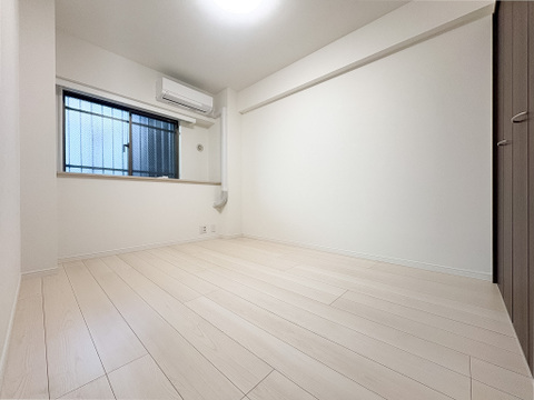 ゆとりある広さの居室は、家具の配置がしやすく使い勝手の良い空間です。採光も良好で、生活スタイルに合わせて自由にレイアウトできます。