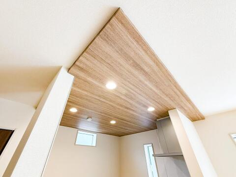 空間に奥行きを生む洗練の化粧天井。意匠を凝らしたキッチンが、邸宅としての資産価値を優雅に高めます。