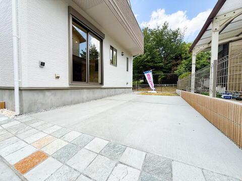玄関への動線がスムーズなカースペース。雨の日や沢山買い物をした際も、荷物運びが楽々です。