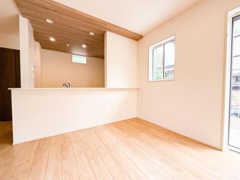 柔らかな陽光が部屋の奥まで届く、明るいリビング。日中は照明いらずで過ごせる、ポカポカと温かな空間。