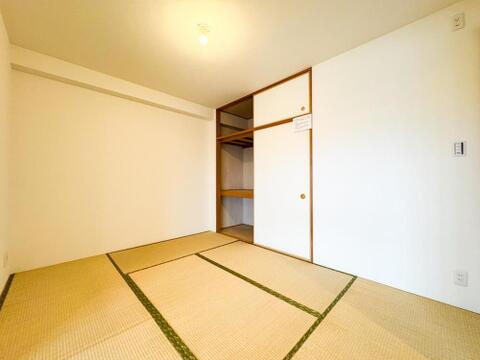 畳の香りが心地よい和室は、お子様の遊び場や家族のくつろぎ空間に最適です。たっぷり収納できる押し入れも完備しており、お部屋をすっきりと保てます。