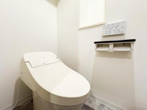 最新式の高機能トイレは、清潔感あふれる快適な空間を提供します。家族みんなが安心して使える、毎日を心地よく過ごせる場所です。