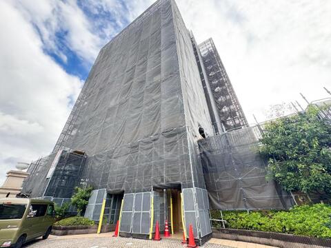 大規模修繕工事中のため、外観はシートに覆われております。生まれ変わるこの建物で、ご家族の快適な暮らしをサポートする住まいが完成します。完成が楽しみですね。