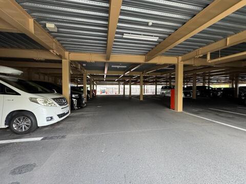 雨の日も安心の屋根付き駐車場。お子様との乗り降りや、たくさんのお買い物も濡れずにスムーズ。大切な愛車を風雨から守り、家族のお出かけを快適にサポートします。