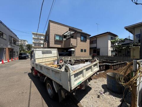 基礎工事が進む現地。穏やかな住環境で、ご家族の新しい物語が始まります。お子様の成長を見守る理想の暮らしを。