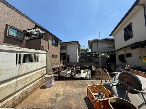青空の下、新しい住まいの基礎工事が着々と進行中。ご家族の笑顔あふれる未来が築かれます。