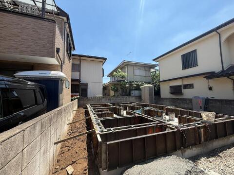 強固な基礎工事が進行中、ご家族の未来を支える安心の住まいがここに。