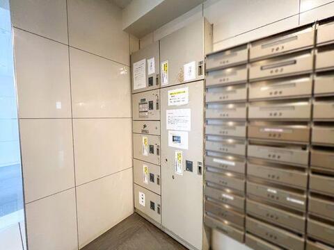 お仕事帰りのお迎えや、週末のお出かけ時でも荷物をスムーズに受け取れる宅配ボックスを完備。