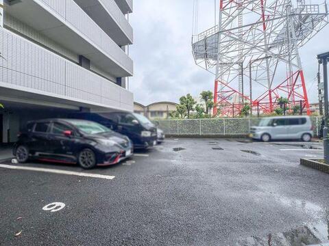 敷地内には、「平置きタイプ」の駐車場スペースがございます。