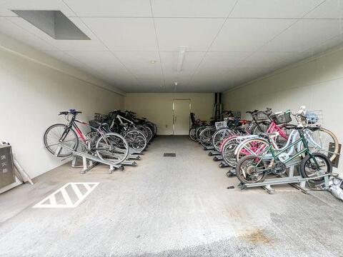 雨風をしのげる屋内・屋根付きの広々とした駐輪場スペースです。