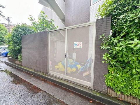 敷地内には、しっかりとした壁とシャッターゲートで囲まれた清潔なゴミ置き場を設置。