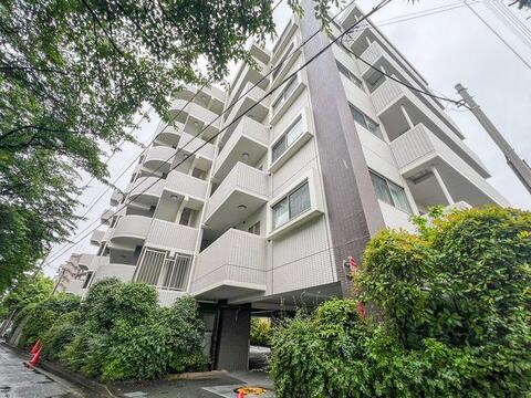 周辺の豊かな植栽に調和する、白とダークトーンの気品あるタイル貼りの外観。落ち着いた住環境の中に映える洗練されたデザインは、我が家に帰るたびに誇らしさを感じさせてくれます。