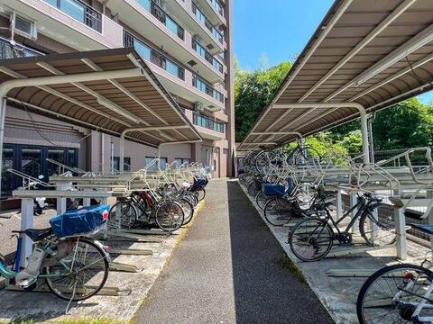 雨の日も安心。お子様の自転車や電動ママチャリを守る屋根付き駐輪場。