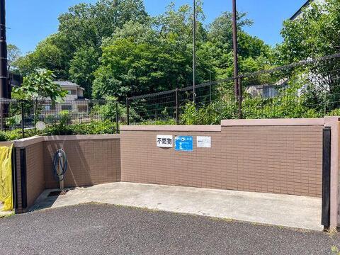 「ゴミ置き場が綺麗に保たれているか」は、マンションの管理の質を見極める大切なポイントです。しっかりとしたタイル壁で囲われた専用スペースは、清掃用の水栓も完備され、日勤管理 による丁寧な手入れが行き届い