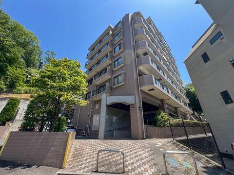 青空と豊かな緑に包まれた、家族を優しく迎える気品ある佇まい。落ち着いたブラウン系のタイル貼りの外観は、1998年築 を感じさせない綺麗な状態が維持されています。