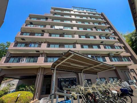 青空に向かって堂々とそびえ立つ8階建てのシャープなフォルム 。今回ご紹介するお部屋はその「最上階」