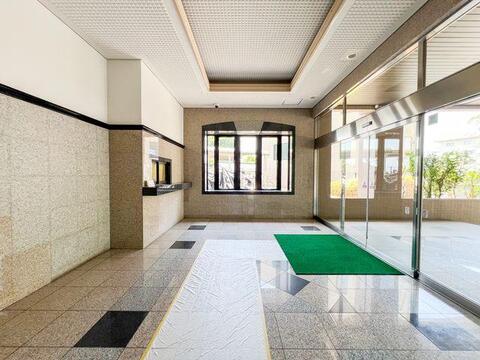 大きなガラス扉と奥の窓から豊かな自然光が差し込む、明るく清々しい空間です。大理石調の気品ある壁面と床タイルが、住まう人のステータスを満たしてくれます。