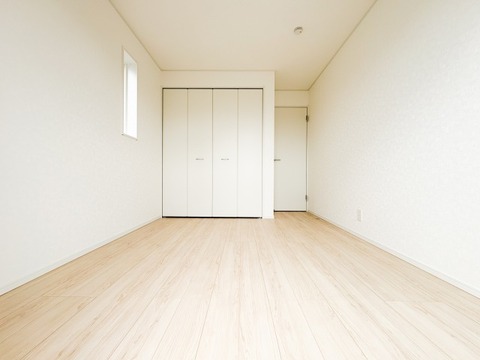 採光に恵まれた明るい居室は、清潔感と快適さが保たれた空間です。ゆとりある広さで趣味や仕事など多目的に活用でき、心地よい暮らしをサポートします。
