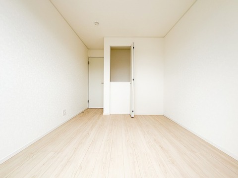 ゆとりある広さの居室は、家具の配置がしやすく使い勝手の良い空間です。採光も良好で、生活スタイルに合わせて自由にレイアウトできます。