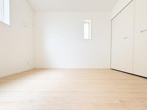 採光に恵まれた明るい居室は、清潔感と快適さが保たれた空間です。ゆとりある広さで趣味や仕事など多目的に活用でき、心地よい暮らしをサポートします。