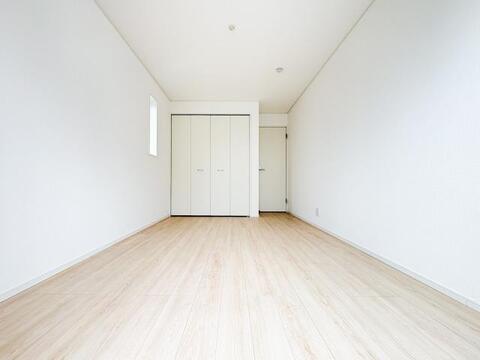 ゆとりある広さの居室は、家具の配置がしやすく使い勝手の良い空間です。採光も良好で、生活スタイルに合わせて自由にレイアウトできます。