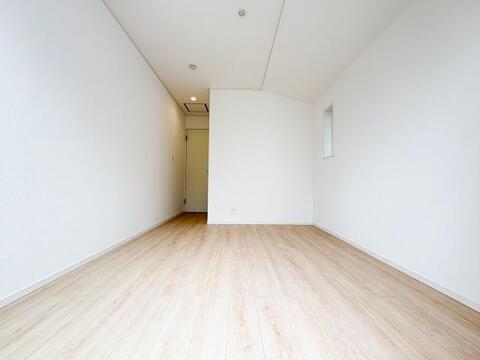 採光に優れ、ゆとりある広さが魅力の居室。窓から差し込む自然光が室内を明るく照らし、日常の生活空間として快適にお使いいただける環境が整っています。