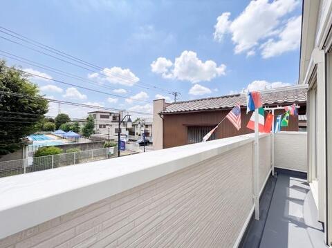 ゆとりある広さのバルコニーは、洗濯物がたっぷり干せるうれしい設備です。屋外の空気を感じながらくつろげるスペースとしても活用でき、生活の幅が広がります。