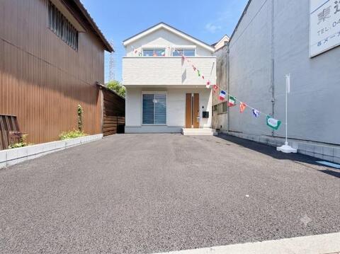 普通車2台が駐車できる敷地設計。ご家族それぞれの車をとめられるちょうど良い駐車スペースは、毎日の利便性を高めるうれしいポイントです。