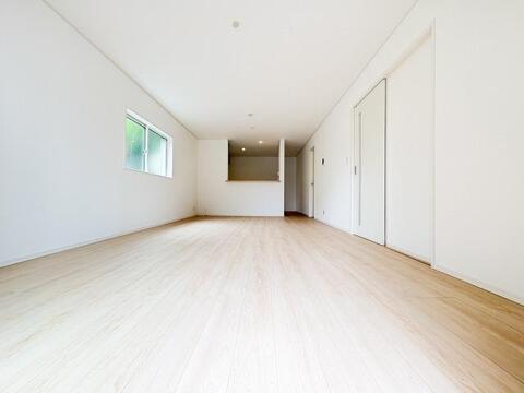 採光に配慮した広々としたリビング。大きな窓から差し込む自然光が空間を明るく包み、家族のだんらんをゆったりとお楽しみいただける居心地の良い空間が広がります。