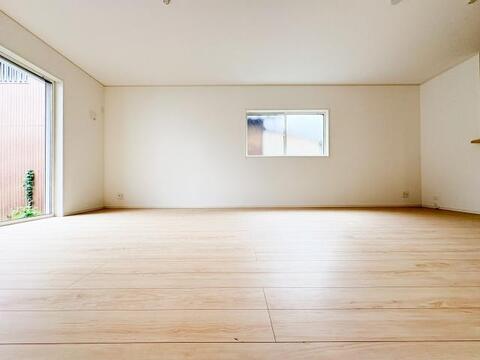 大きな窓を設けた採光重視のリビング。陽光が降り注ぐ明るい空間は、家族が一日中快適に過ごせる居心地の良い場所です。光に満ちた豊かな暮らしをお届けします。