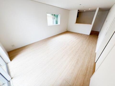 陽光あふれる広々リビングは、家族が集い笑顔が自然と生まれる温かい場所。心穏やかな時間がゆっくりと流れ、日々の暮らしがより豊かに彩られる、そんな快適な空間がここにあります。
