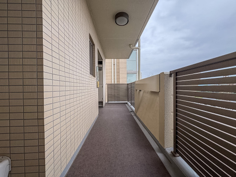プライバシーを高める門扉付きの専用ポーチ。共用廊下から直接玄関が見えないため防犯面でも安心です。