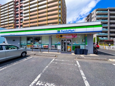 ファミリーマート 東大和桜が丘二丁目店まで700m