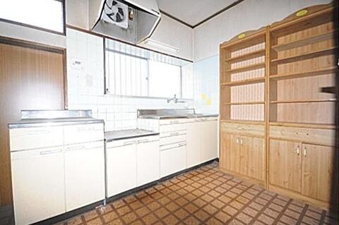 窓付きキッチンのため自然光を取り込みやすく、換気もしやすい空間です。収納棚も備えられており、調理器具や食器類の整理もしやすく、家事動線にも配慮された空間です。