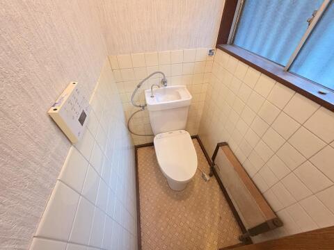 窓付きのトイレ空間で自然光と換気を確保しやすく、手洗い器付きで使い勝手にも配慮されています。戸建ならではのゆとりある設計で、毎日使う空間もすっきり利用しやすい仕様です。