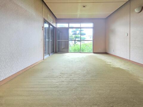 大きな窓から庭の緑を身近に感じられる居室で、敷地の広さを活かした落ち着いた住空間です。建物169.14平米のゆとりある間取りを活かし、家具配置や用途の幅も広がる一室です。