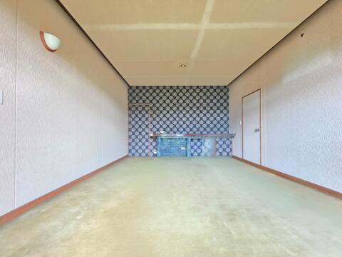 ゆとりある広さを確保した居室で、壁面を活かした家具配置や使い分けもしやすい空間です。建物169.14平米の大型住宅ならではの室数があり、趣味部屋や書斎など多彩な用途も検討しやすい一室です。