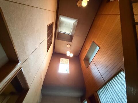 吹抜け上部に設けられた高窓から自然光を取り込む設計で、玄関全体の明るさにも配慮されています。高さを活かした開放的な空間構成となっており、大型住宅ならではのゆとりを感じられます。