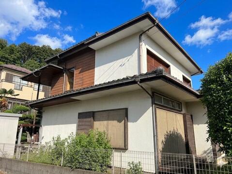 敷地の広さを活かしたゆとりある建物配置で、庭や植栽スペースもしっかり確保されています。建物169.14平米の大型住宅ならではの存在感があり、二世帯利用も検討しやすい住まいです。