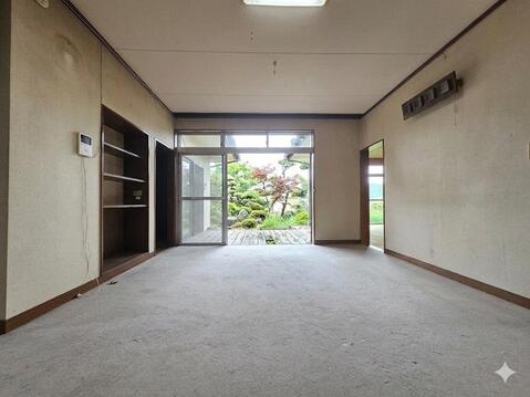 大きな開口部の先に庭の緑が広がり、室内から四季の移ろいを感じられる空間です。庭とのつながりを感じる設計で、ゆとりある広さを活かした住まいづくりも検討しやすい一室です。