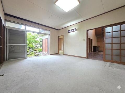 大きな開口部から庭の緑を望める配置で、室内にいながら季節の変化を感じられる空間です。隣接する空間ともつながりやすく、建物の広さを活かした使い方も検討しやすい一室です。