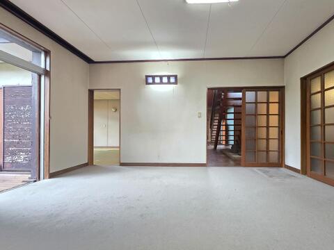 庭へとつながる大きな開口部を備え、室内と外空間の一体感を感じられる設計です。隣接する空間との行き来もしやすく、建物169.14平米の広さを活かした使い方を検討しやすい一室です。