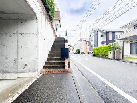 前面道路は視界が開けており、お車の出し入れや日々の往来もスムーズで快適です。閑静な住宅街でありながら、圧迫感のないすっきりとした街並みが、心地よく開放的な暮らしのスタートを後押しします。