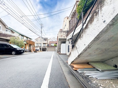 きれいに整備された前面道路に面し、美しく落ち着いた街並みが広がる好立地です。お車のスムーズな入出庫はもちろん、小さなお子様やご家族の歩行時にも安心感があり、永住にふさわしい穏やかな環境です。