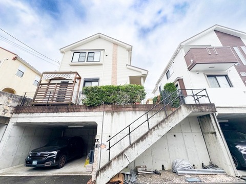 近隣とのプライベートディスタンスが保たれた、独立性の高い高台のお住まいです。視界が広がる開放的なバルコニー空間は、毎日の暮らしにゆとりと癒やしを与えてくれます。静かで心地よい住環境をぜひご覧ください。